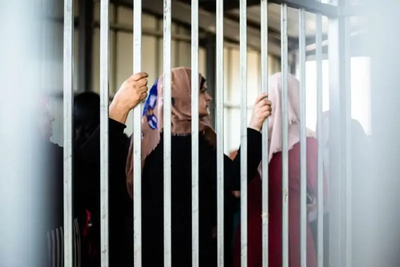 إعلام الأسرى: الاحتلال ينزع حجاب أسيرات ويعتدي عليهن بحجة "الشعر المجدل"