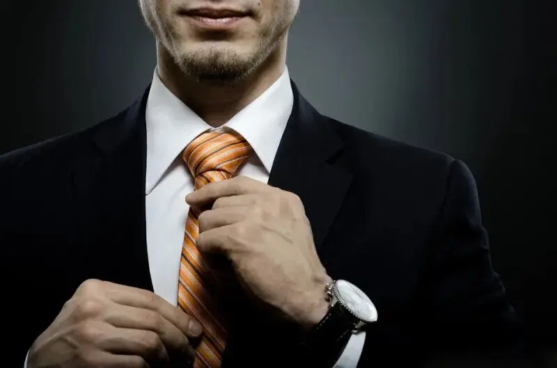من يقف خلف الخطاب الاستفزازي لرجل الاعمال؟