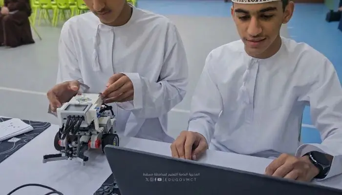 تعرف على المدارس الفائزة بالمراكز الأولى في مسابقات الروبوت بمسقط