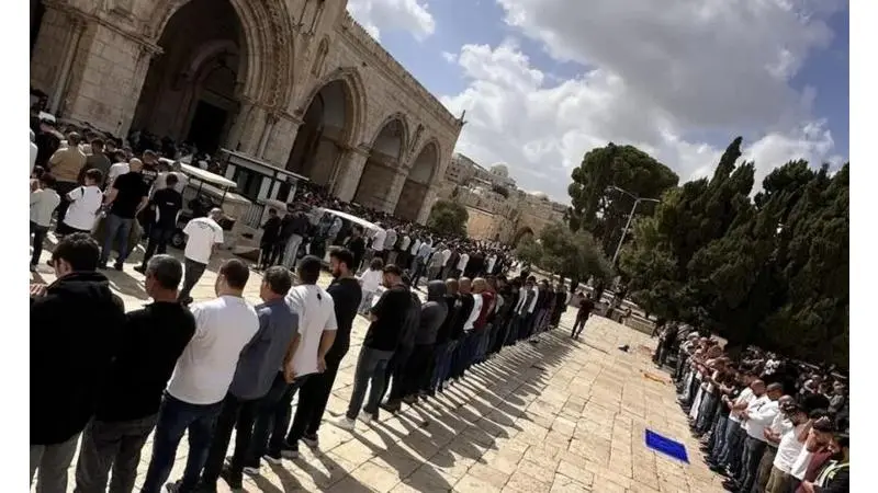 عشرات الآلاف يؤدون صلاة الجمعة في الأقصى