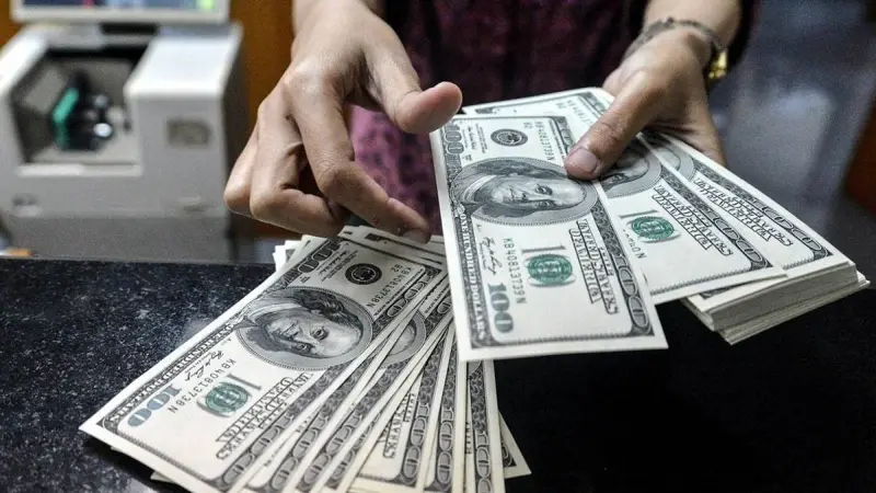 الدولار يستقر قرب أعلى مستوياته منذ أبريل 2025