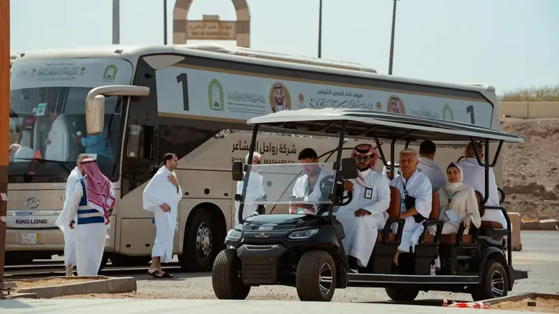 ضيوف برنامج خادم الحرمين الشريفين يغادرون المدينة المنورة متجهين إلى مكة للعمرة