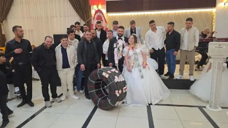 لأنه سائق شاحنات.. أصدقاء عريس يهدونه إطارًا ضخمًا في زفافه بدل الذهب