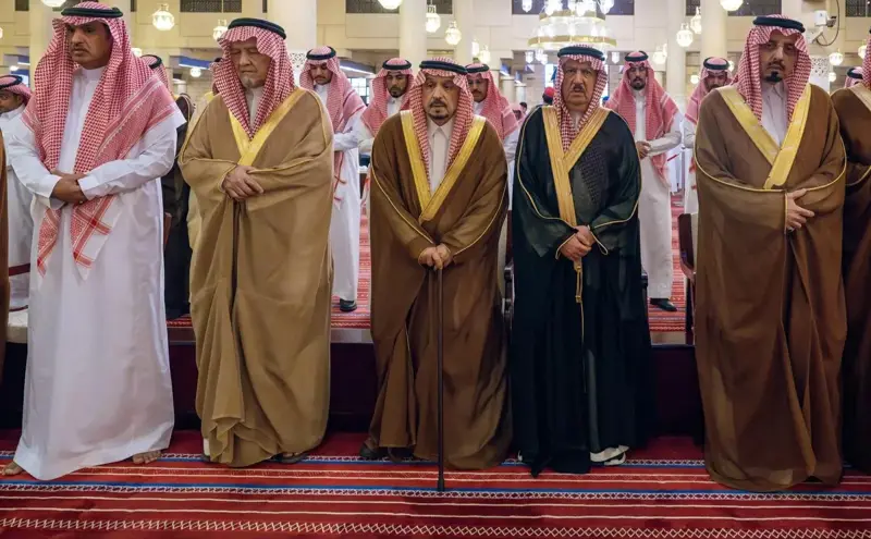 أمير الرياض ونائبه يؤديان صلاة الميت على الجوهرة بنت فهد