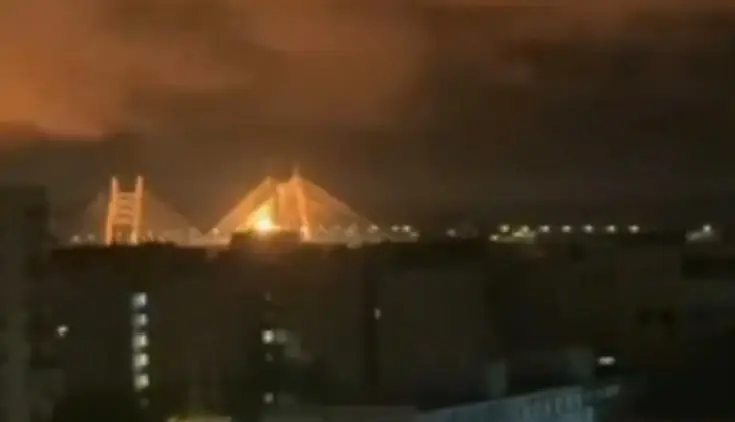 هجوم بالمسيّرات يشعل حرائق في بطرسبورغ ويضرب منشآت نفطية ورقمية