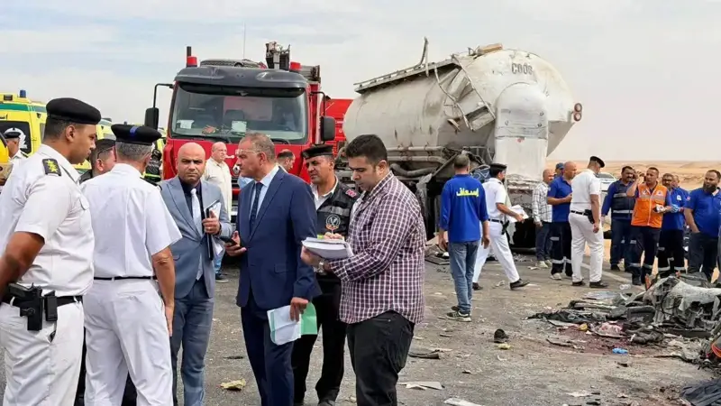 مصر.. 12 قتيلًا و30 مصابًا في تصادم مروّع بين حافلة وشاحنة