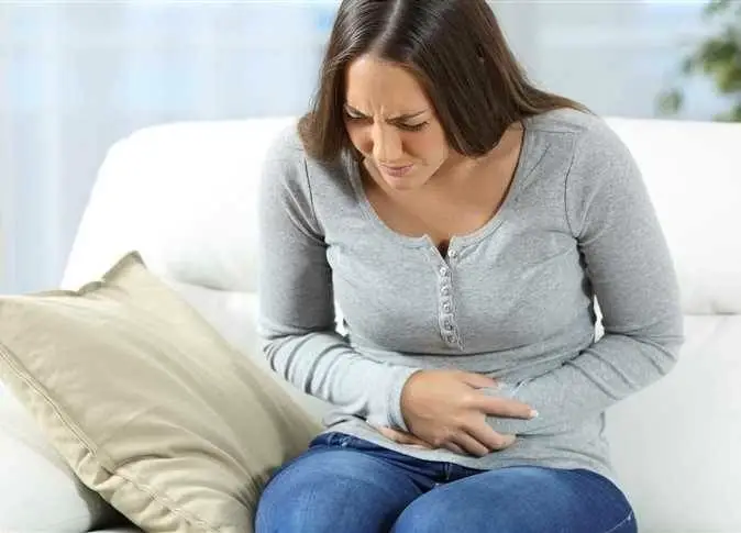 تخفف من الانتفاخ والتقلصات.. 3 مشروبات صباحية لمرضى القولون