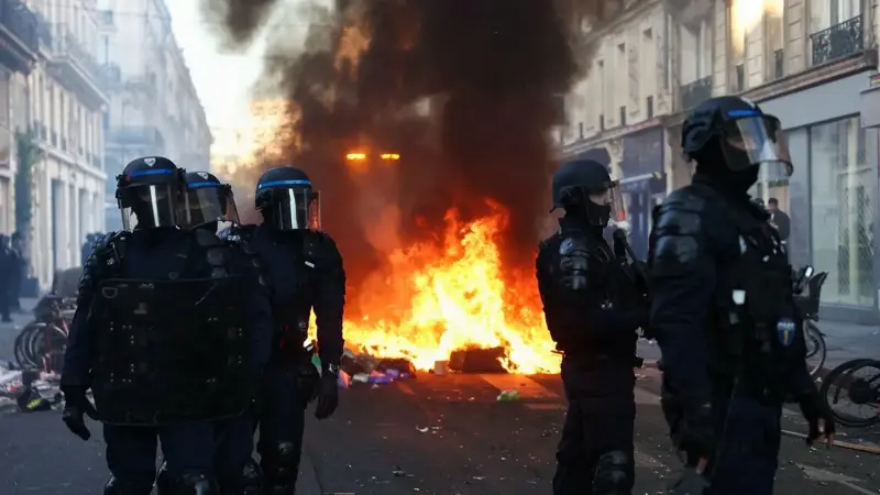 فرنسا تفرض حظر التجول في 4 بلديات.. وماكرون يرفض استقالة وزير الداخلية
