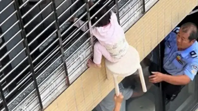 إنقاذ طفلة علقت خارج نافذة في الطابق 12 بالصين