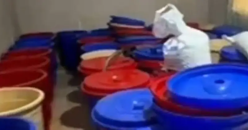 ضبط شبكة إجرامية لتصنيع وترويج الخمور المحلية داخل منزل بالرحاب