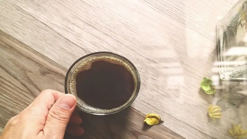 هل يمكن شرب الشاي والقهوة والحليب بين الوجبات؟.. خبير يوضح تأثيرها على السعرات حرارية