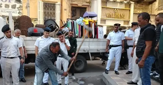 حملة مكبرة بالإسكندرية لرفع الإشغالات وإعادة الانضباط للشارع بمحطة الرمل