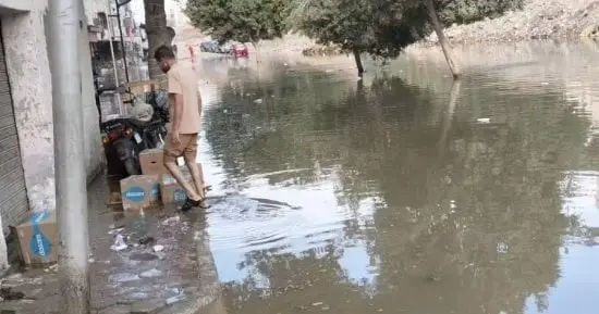 كسر ماسورة مياه بمساكن الزلزال بالمقطم وغرق الشوارع ومعدات الشركة تتحرك