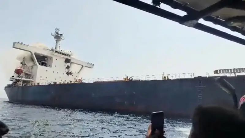 لغز غرق سفينة قرب مضيق هرمز.. لغم بحري أم مقذوف مجهول؟