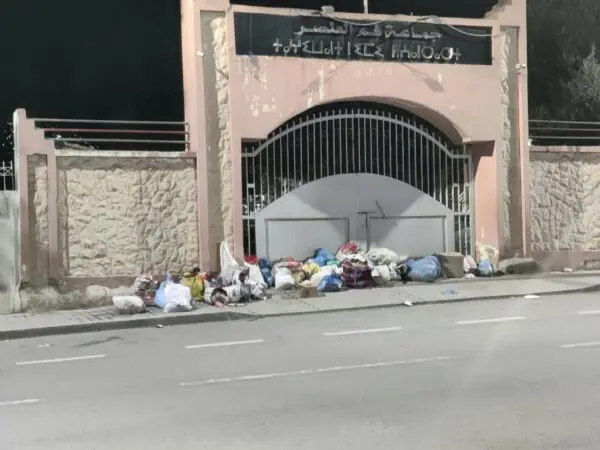 جماعة قروية ضواحي بني ملال تدين واقعة رمي الأزبال أمام مقرها وتلجأ إلى القضاء