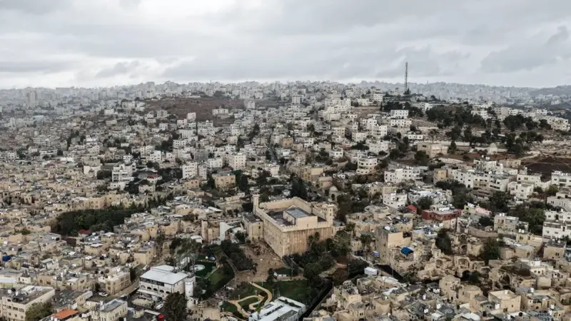 الحرب في قلب الخليل... 500 مستوطن يقاسمون آلاف الفلسطينيين تفاصيل الحياة