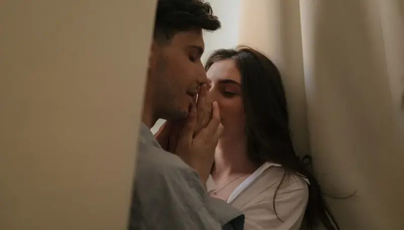 الرجل ليس آلة: فوبيا التعثّر الجنسي والهروب من الإفصاح العاطفي