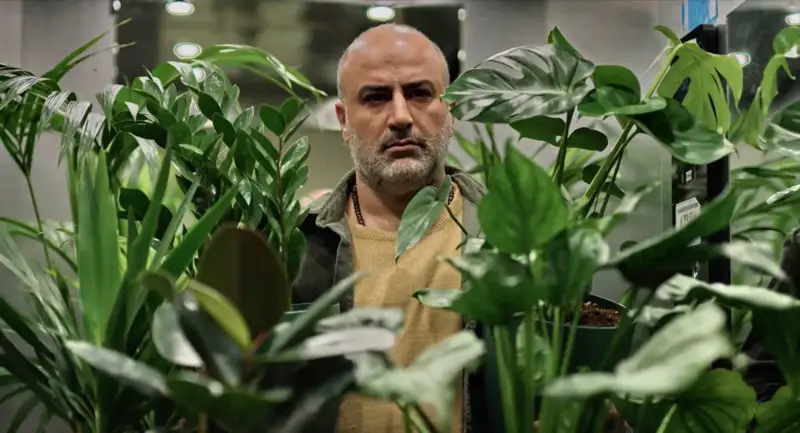«قليل من النور»... فيلم إيراني يتشبّث بالأمل على حافة الانتحار