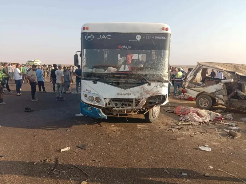 مصر.. وفاة 13 شخصًا وإصابة 40 آخرين في حادث تصادم على طريق أسيوط الغربي