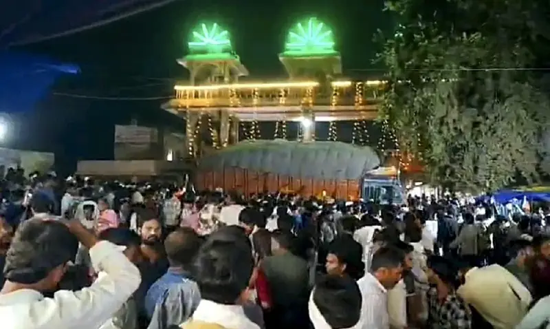 ثوانٍ حولت الاحتفال إلى مأساة.. شاحنة تدهس حشدًا وتقتل 13 شخصًا في الهند