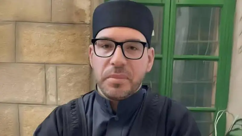 الاحتلال يفرج عن الشيخ معتز أبو سنينة ويبعده عن الحرم الإبراهيمي
