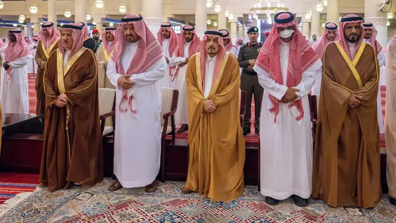 أمير الرياض يؤدي صلاة الميت على مشاعل بنت سعود