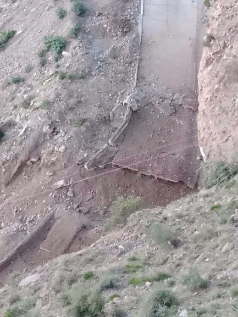 رغم سيطرتها على المنطقة.. مليشيا الحوثي تفجر عبارة وتقطع طريق هيجة العبد الرابط بين تعز وعدن