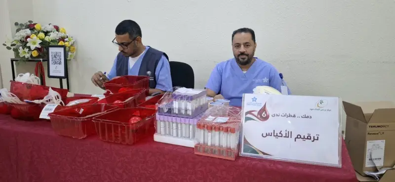 بادروا برفقة أبنائهم.. هكذا تفاعل أهالي الأحساء مع مبادرة التبرع بالدم