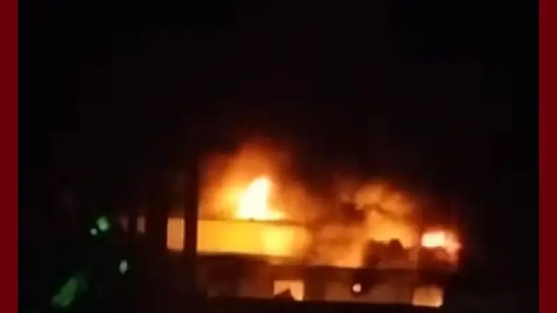 محتجون يحرقون مصنع الذباب بمنزل بوزلفة