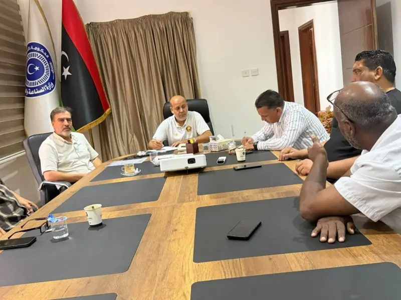 ديوان وزارة الصناعة بالمنطقة الشرقية يتابع عمل المصانع والمنشآت الصناعية . - اخبار ليبيا