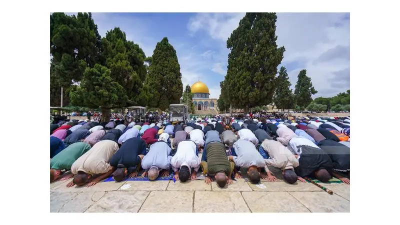 عشرات الآلاف يؤدون صلاة الجمعة في المسجد الأقصى