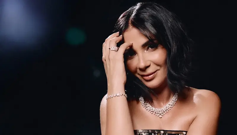 منى زكي بفستان أسود من كارولينا هيريرا في مهرجان الجونة