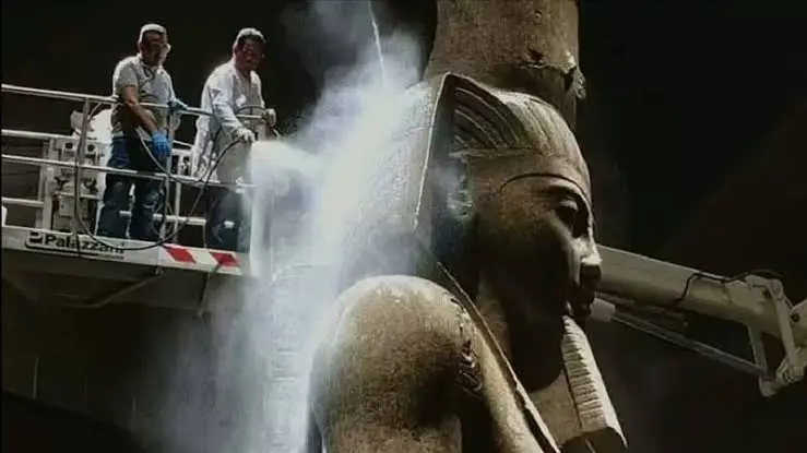 كواليس خاصة من المتحف المصري الكبير.. تنظيف تمثال رمسيس الثاني العملاق