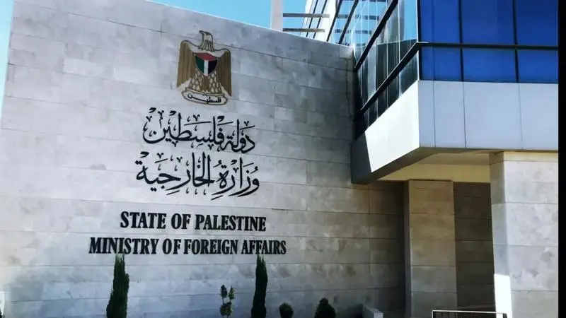 الخارجية الفلسطينية تدين إحراق مستعمرين مسجدا وممتلكات للمواطنين في مخماس