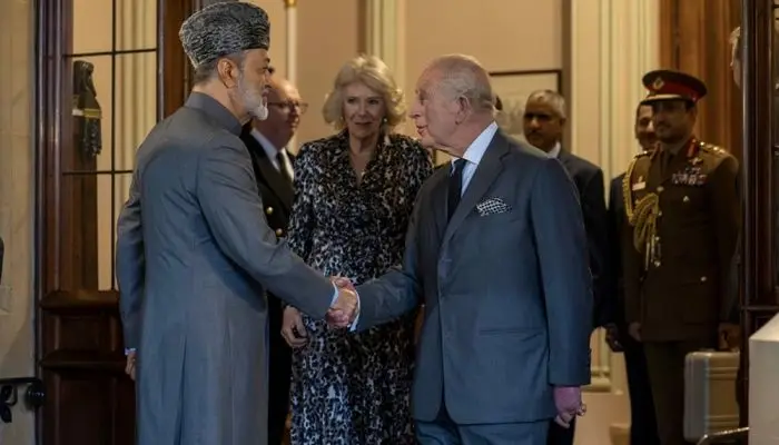 بالصور والتفاصيل.. ملكُ المملكة المُتّحدة يودّعُ جلالةَ السُّلطان المُعظّم