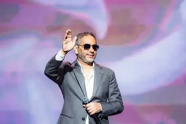 فضل شاكر يشعل مسرح الخبر بـ«يا غايب»... ونجله يقدمه في عودة لافتة