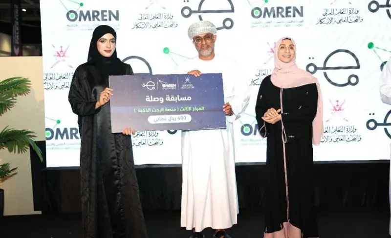 طالبة عمانية تبتكر منصة ذكية لمساعدة الباحثين