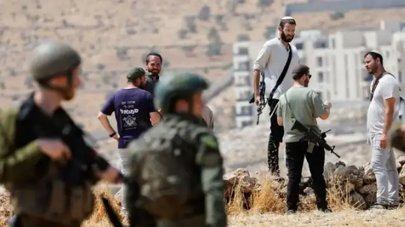 مستوطنون يهاجمون دبلوماسيين أوروبيين ويعتدون على رئيس بلدية فرنسي بالضفة