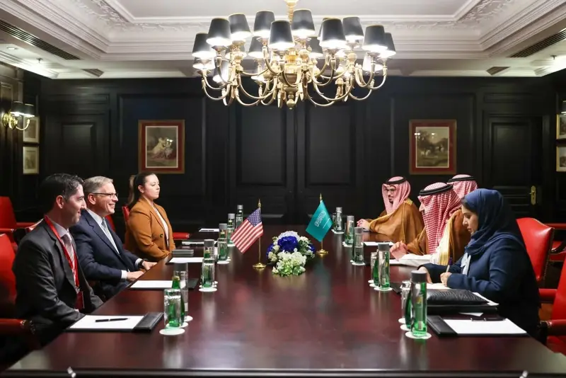 نائب وزير الخارجية يبحث مع مساعد وزير الخارجية الأمريكي تطورات المنطقة وتعزيز العلاقات الثنائية