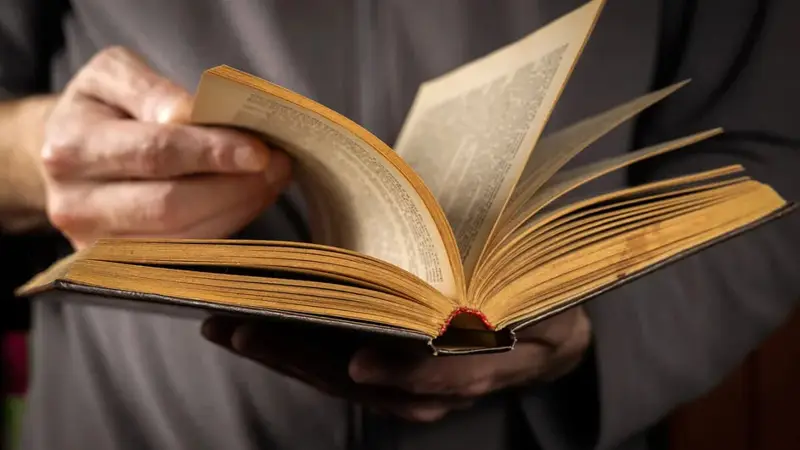 ما السر الكيميائي وراء رائحة الكتب القديمة؟