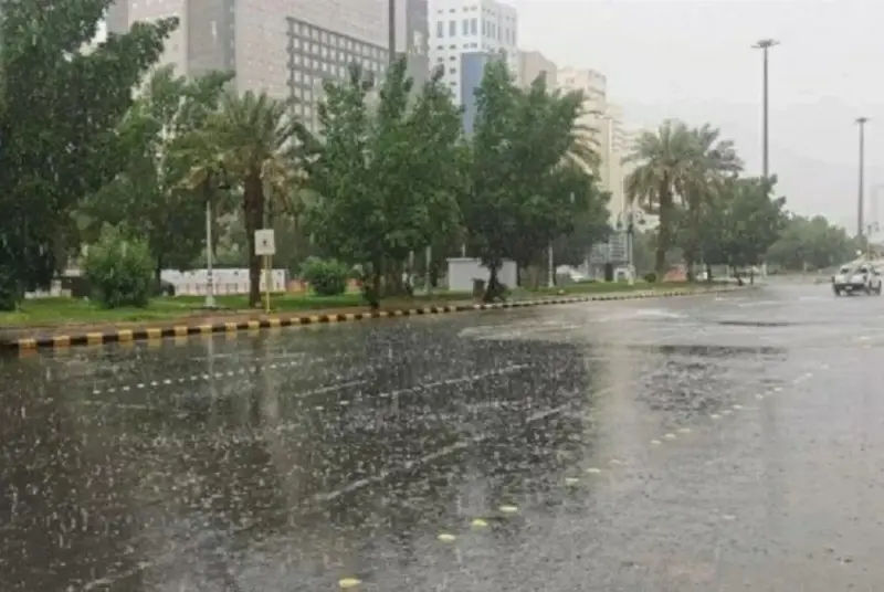 إنذار أحمر في العاصمة المقدسة.. أمطار ورياح وصواعق حتى 11 مساء