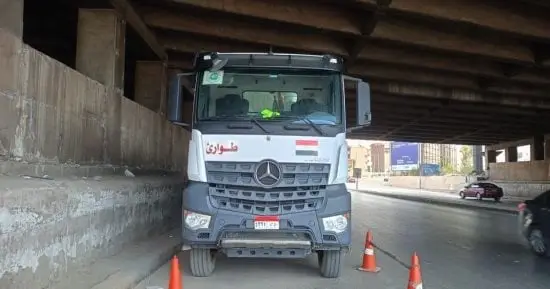 مياه الجيزة تدفع بمعدات الشفط وفرق الطوارئ للمحاور الحيوية تحسبا للتقلبات الجوية