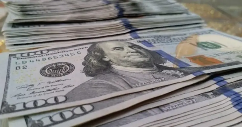 في ظل المخاوف بشأن احتمال تعطل إمدادات الطاقة.. الدولار يتذبذب والنفط يتراجع