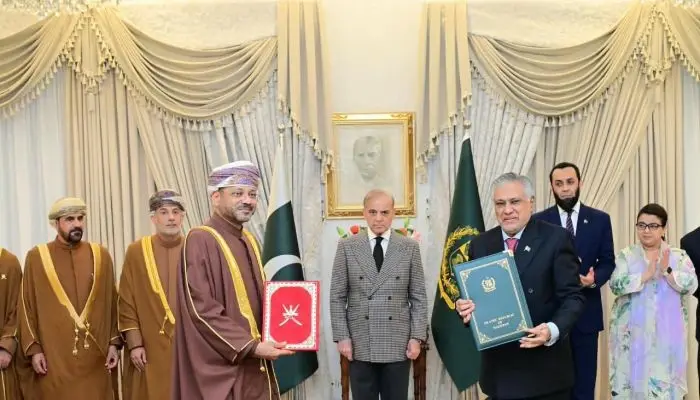 اتفاقية و4 مذكرات تفاهم بين عُمان وباكستان تشمل الإعفاء من التأشيرات والتعاون التقني والإعلامي
