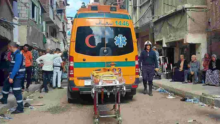 انتشال جثتي طفلتين شقيقتين.. ارتفاع ضحايا عقار الإسكندرية المنهار لـ5 قتلى -فيديو وصور