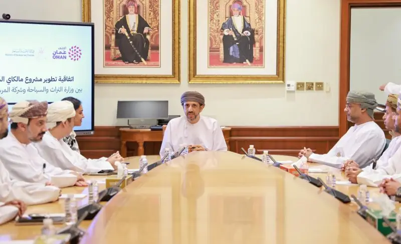 وزير "التراث والسياحة" يوقع اتفاقيّة لتطوير مشروع مجمع "مالكاي" السياحي المُتكامل في بركاء
