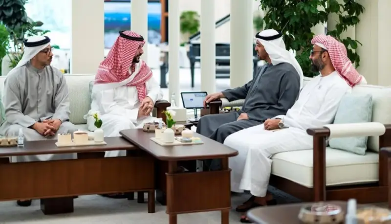 بتوجيه من القيادة.. وزير الدفاع يلتقي رئيس الإمارات ويستعرضان أولويات المرحلة