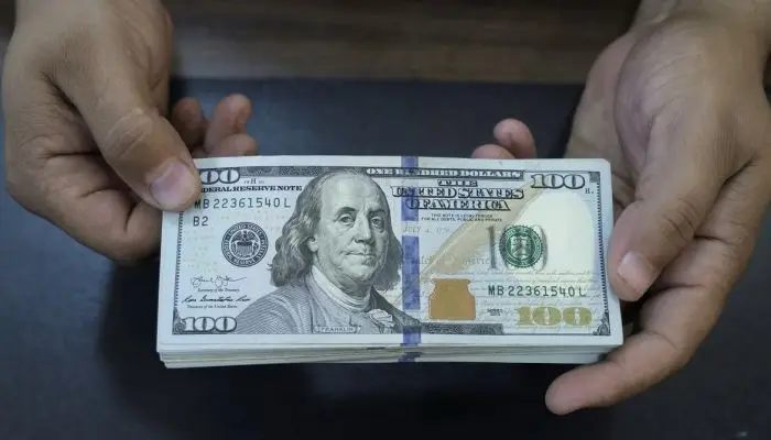 الدولار يتراجع إلى أدنى مستوى في 3 أسابيع