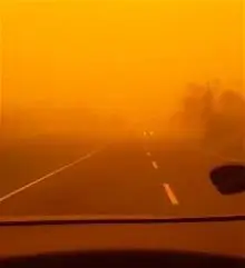 بالفيديو... السماء تحوّلت إلى اللون البرتقاليّ في إندونيسيا