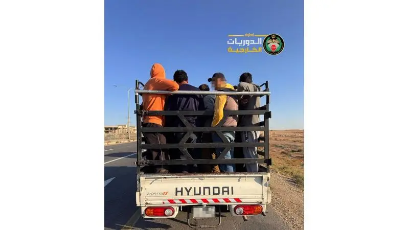 الدوريات الخارجية تضبط مركبة تقل ركابا في الصندوق الخلفي على طريق ضبعة